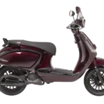 Bordeauxrode retro scooter in zijaanzicht, met zwart zadel en spiegels op witte achtergrond.