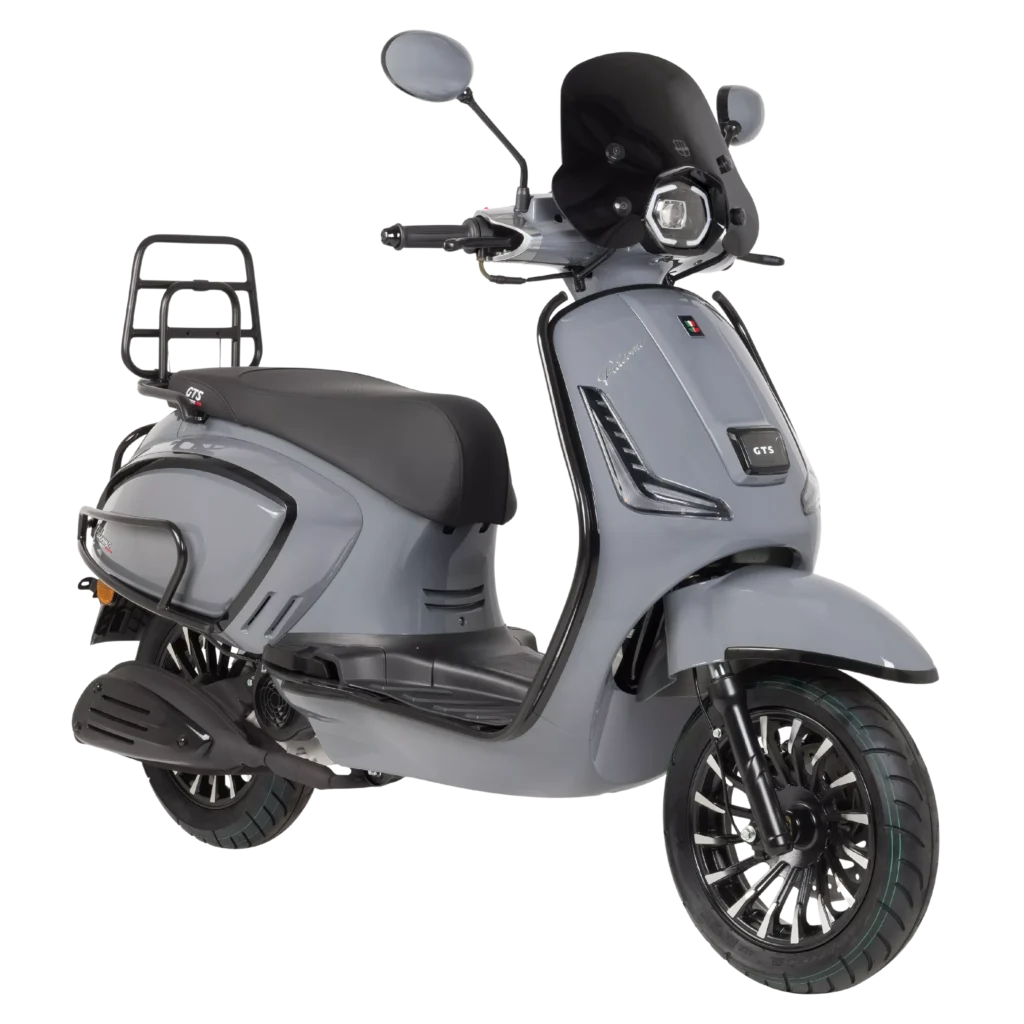 Grijze retro-stijl scooter met zwart windscherm, bagagedrager en moderne velgen op witte achtergrond.