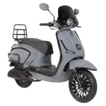 Grijze retro-stijl scooter met zwart windscherm, bagagedrager en moderne velgen op witte achtergrond.