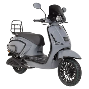 Grijze retro-stijl scooter met zwart windscherm, bagagedrager en moderne velgen op witte achtergrond.