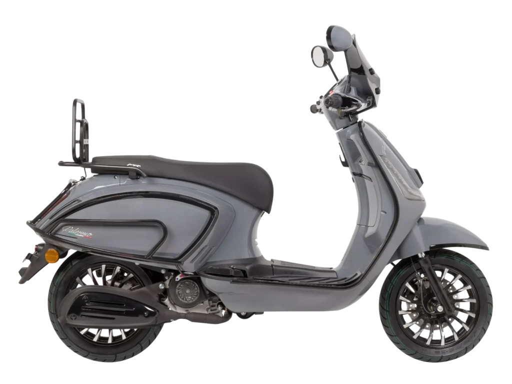 Grijze retro-stijl scooter, zijaanzicht, geïsoleerd op een witte achtergrond.