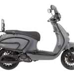 Grijze retro-stijl scooter, zijaanzicht, geïsoleerd op een witte achtergrond.