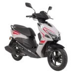 Witte sportieve scooter met rode accenten, zijaanzicht op witte achtergrond.