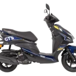 Zijaanzicht van een blauw-zwarte sportieve GTS-scooter met spiegels op witte achtergrond.