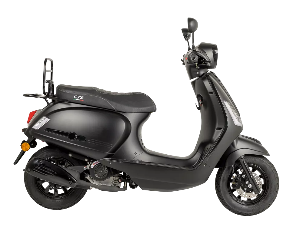 Mat zwarte retro-scooter in zijaanzicht op witte achtergrond, met GTS-logo en bagagedrager achter.