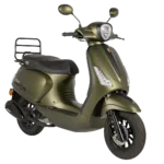 Matgroene retro-scooter met voorremschijf, rekje achterop en spiegels, driekwart vooraanzicht.