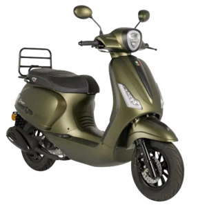 Matgroene retro-scooter met voorremschijf, rekje achterop en spiegels, driekwart vooraanzicht.