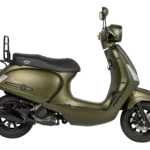 Mat olijfgroene retro-scooter met zwart zadel, zijaanzicht op witte achtergrond