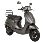 Matgrijze retro-look scooter met LED-koplamp, schijfrem en bagagedrager, driekwart vooraanzicht.