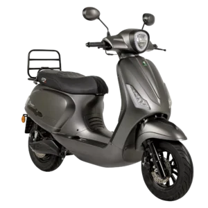 Matgrijze retro-look scooter met LED-koplamp, schijfrem en bagagedrager, driekwart vooraanzicht.