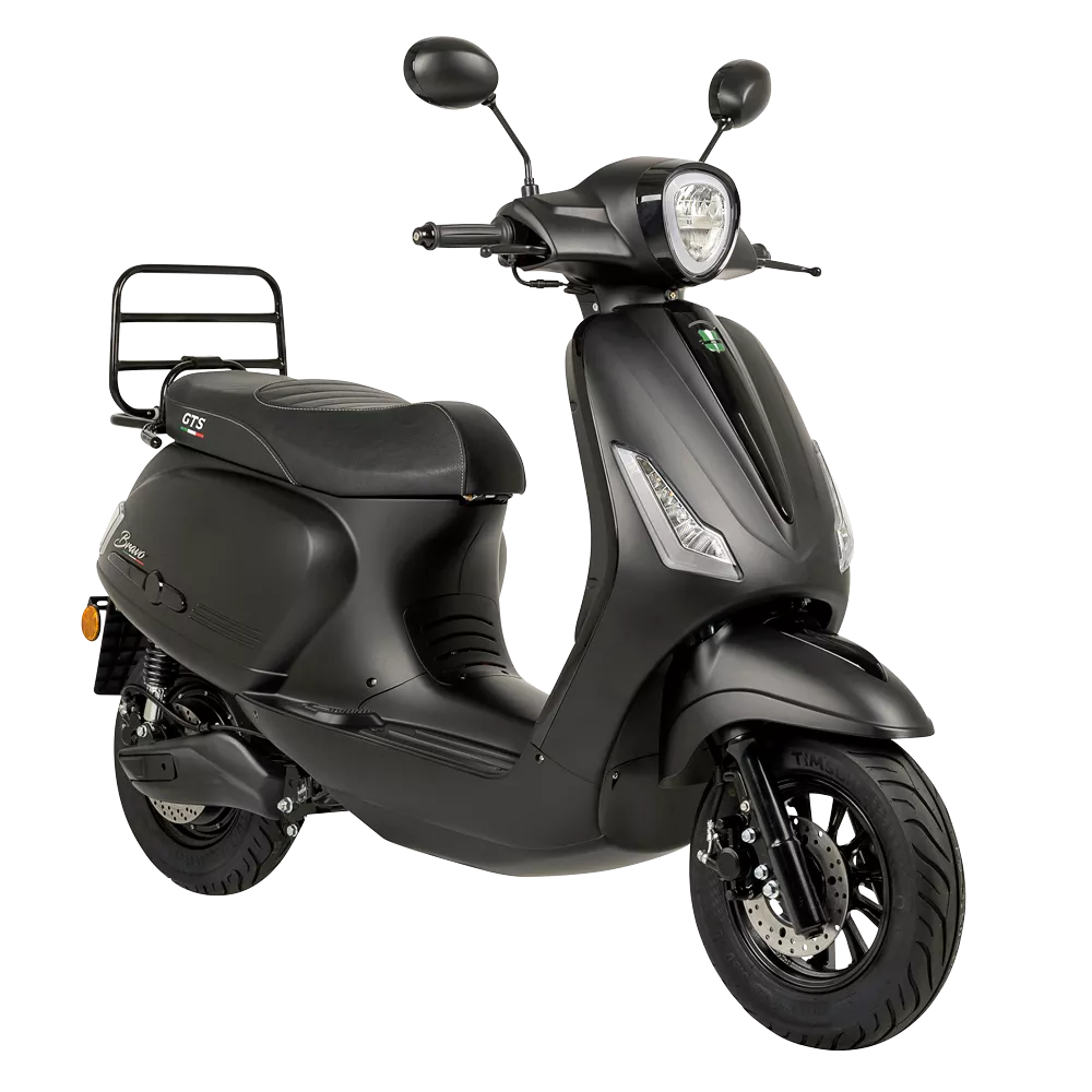 Zwarte matglans scooter met ronde koplamp en bagagedrager, op witte achtergrond.