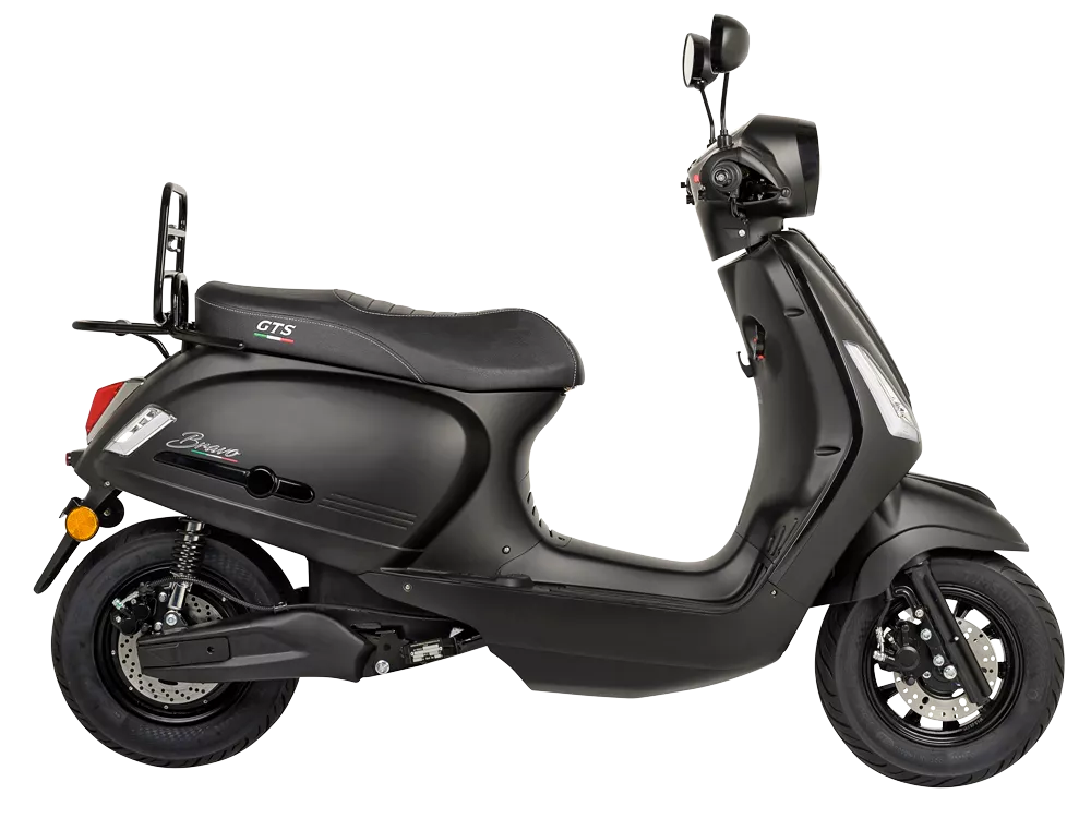 Matzwart retro-look scooter in zijaanzicht met ronde koplamp en achterdrager.