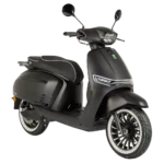 Mat zwarte retro-scooter met LED-koplamp, spaakwielen en wit afgewerkte zitting op witte achtergrond.