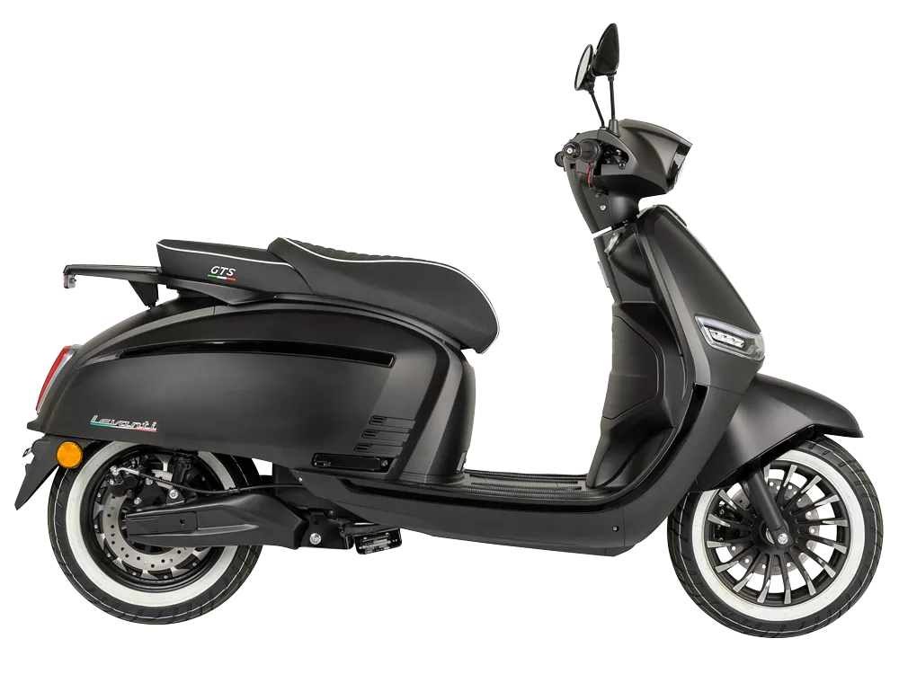 Mat zwarte retro scooter in zijaanzicht op witte achtergrond, met dubbele spiegels en witte bandenrand.