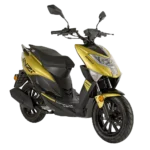 Goud-zwarte sportieve scooter met scherpe koplampen en spiegels op witte achtergrond