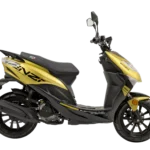 Goud-zwarte sportieve scooter in zijaanzicht op witte achtergrond.