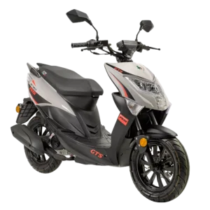 Sportieve zilver-zwarte scooter met rode accenten, driekwart vooraanzicht op witte achtergrond.