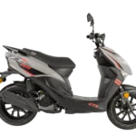 Sportieve grijs-zwarte scooter met rode accenten, zijaanzicht op witte achtergrond