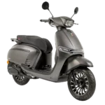 Matgrijze retro-stijl scooter met LED-verlichting en spaakvelgen, vrijstaand op witte achtergrond.