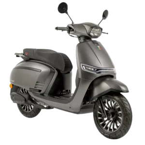 Matgrijze retro-stijl scooter met LED-verlichting en spaakvelgen, vrijstaand op witte achtergrond.