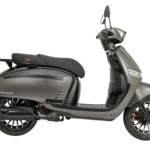 Moderne matte grijze scooter in zijaanzicht op witte achtergrond.