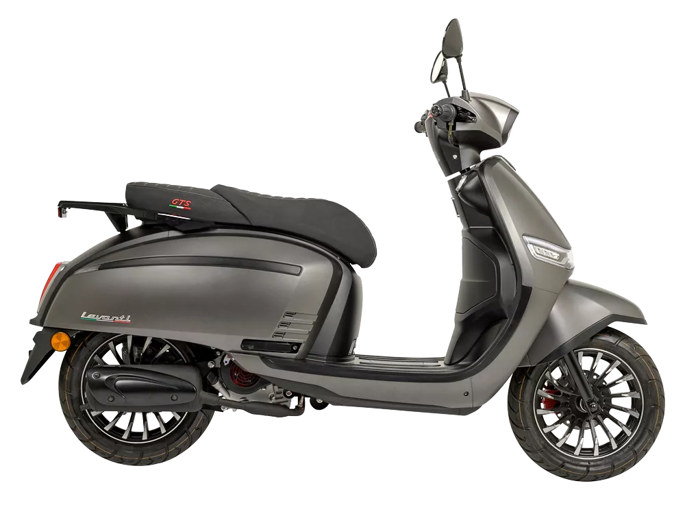 Moderne matte grijze scooter in zijaanzicht op witte achtergrond.