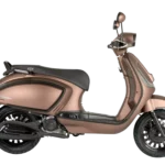Bronzen retro-stijl scooter, zijaanzicht met zwart zadel op witte achtergrond.