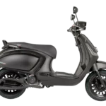 Matzwarte retro-scooter in zijaanzicht op een witte achtergrond.