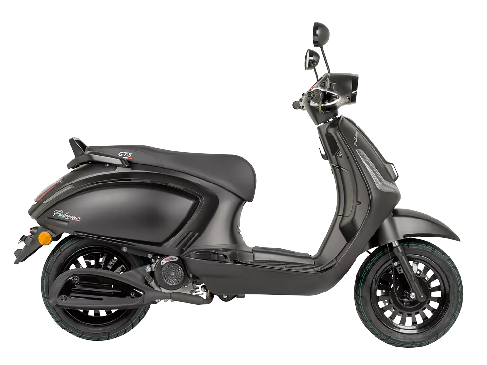 Matzwarte retro-scooter in zijaanzicht op een witte achtergrond.