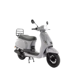 Grijze retro scooter met bagagedrager op standaard, geïsoleerd op witte achtergrond.