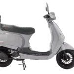 Grijze retro scooter met zwart zadel en spiegels, zijaanzicht op witte achtergrond.