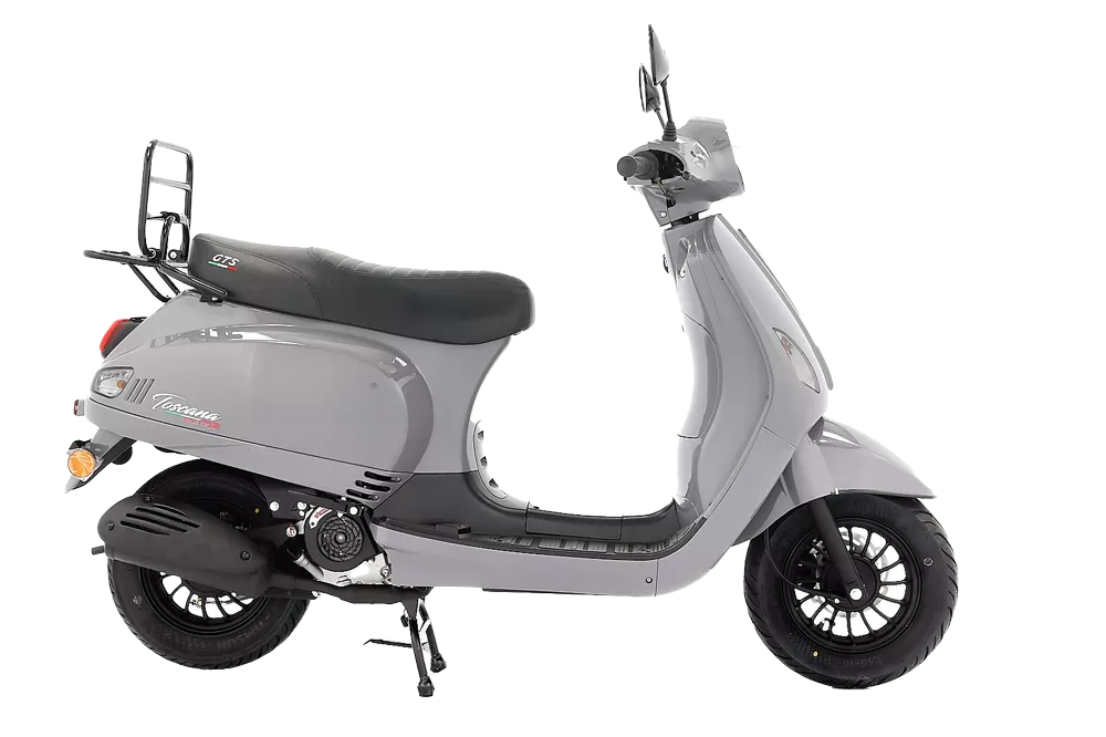 Grijze retro scooter met zwart zadel en spiegels, zijaanzicht op witte achtergrond.