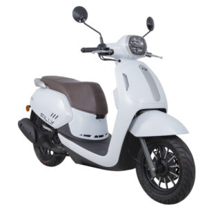 Witte retro-stijl scooter met bruin zadel, driekwart vooraanzicht op witte achtergrond.