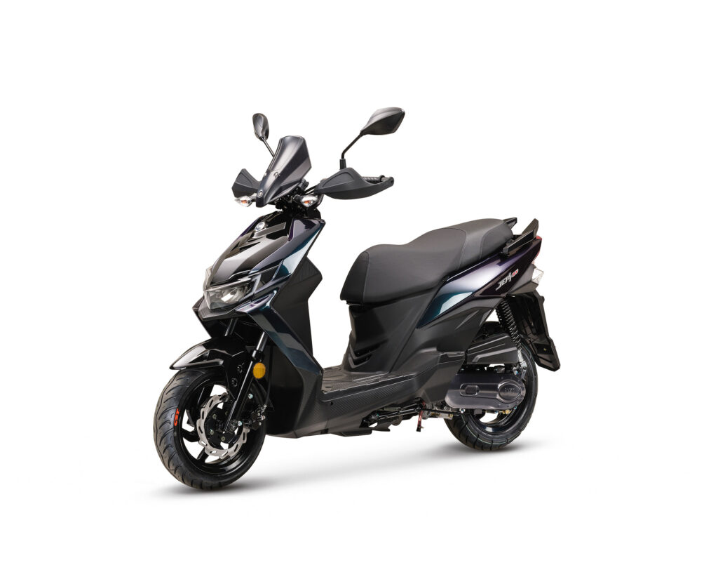Zwarte, sportieve motorscooter met spiegels en LED-koplampen op witte achtergrond.