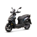 Zwarte, sportieve motorscooter met spiegels en LED-koplampen op witte achtergrond.