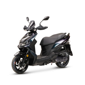 Zwarte, sportieve motorscooter met spiegels en LED-koplampen op witte achtergrond.