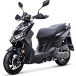 Zwarte sportieve scooter met scherpe lijnen, dubbele spiegels en schijfrem, studio-opname.