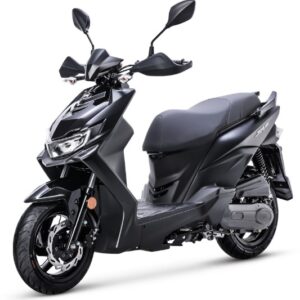 Zwarte, moderne scooter met sportief design en spiegels, zijaanzicht op witte achtergrond