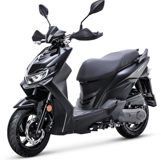 Zwarte, moderne scooter met sportief design en spiegels, zijaanzicht op witte achtergrond