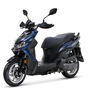 Sportieve blauw-zwarte scooter met spiegels en LED-koplampen op witte achtergrond, driekwart vooraanzicht.