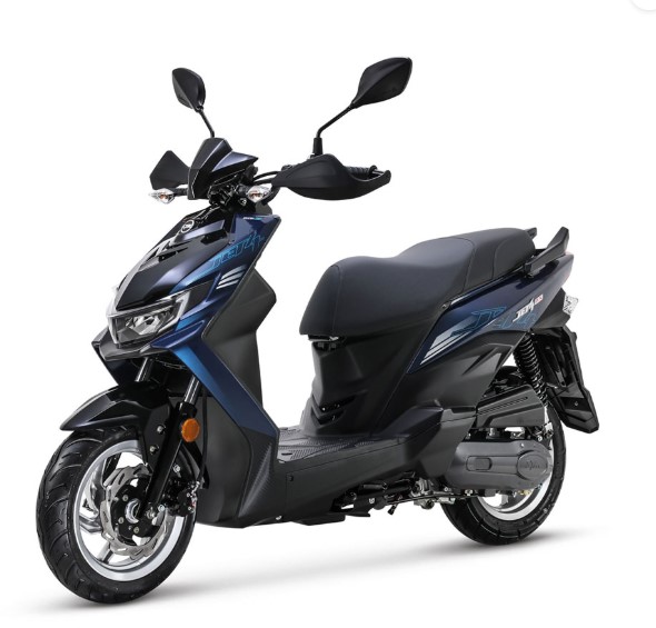 Sportieve blauw-zwarte scooter met spiegels en LED-koplampen op witte achtergrond, driekwart vooraanzicht.