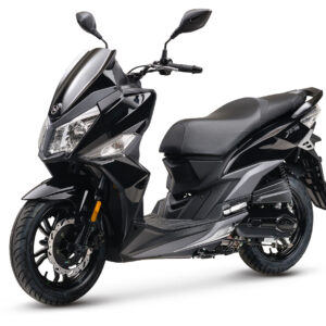 Zwarte scooter met sportief ontwerp, dubbele koplampen en voorste schijfrem, op witte achtergrond.