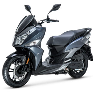 Donkergrijze motorscooter met sportieve lijnen, zijaanzicht schuin van voren op witte achtergrond.