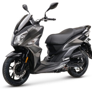 Donkergrijze, moderne scooter met sportief ontwerp en dubbele koplampen op een witte achtergrond.