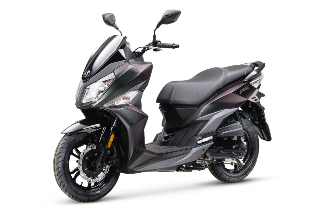 Zwarte, sportieve motorscooter in zijaanzicht op een witte achtergrond.