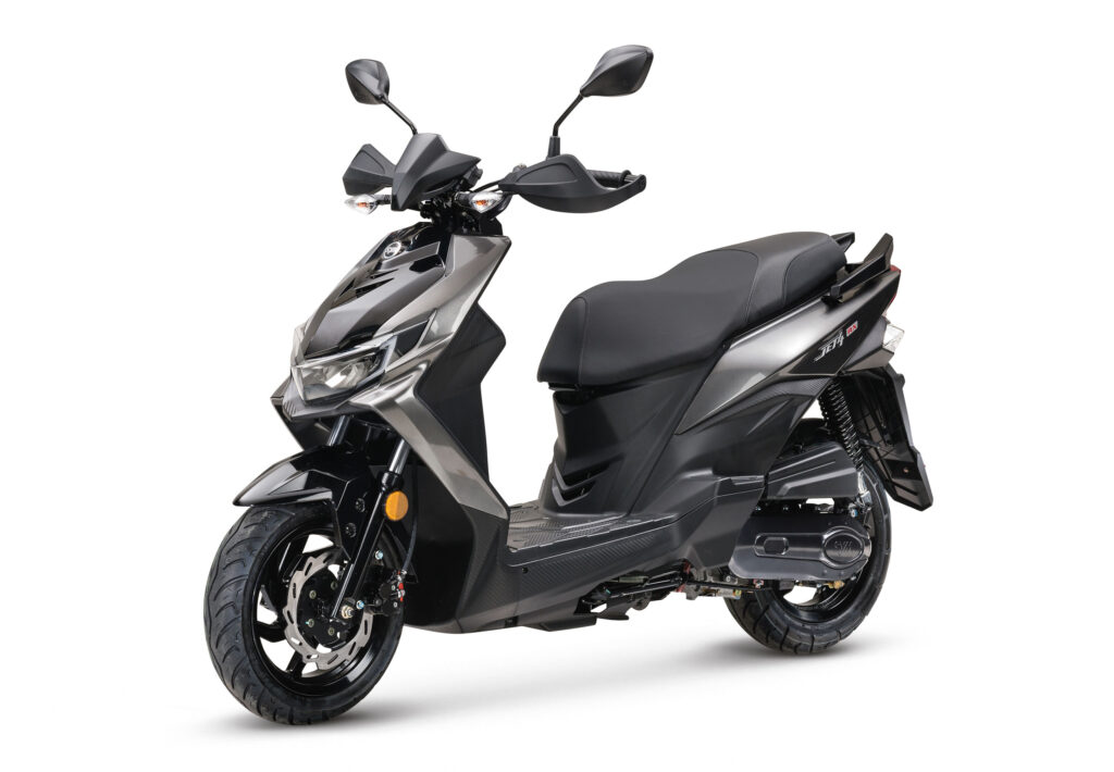 Sportieve zwart-grijze motorscooter met scherpe lijnen en spiegels op witte achtergrond.