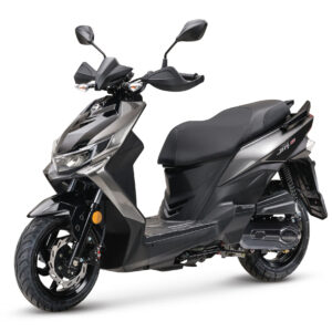 Sportieve zwart-grijze motorscooter met scherpe lijnen en spiegels op witte achtergrond.