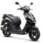 Zwarte moderne scooter in zijaanzicht op witte achtergrond, met strakke lijnen en opvallende koplamp.