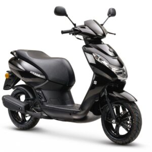 Zwarte moderne scooter in zijaanzicht, geïsoleerd op een witte achtergrond.