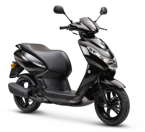 Zwarte moderne scooter in zijaanzicht, geïsoleerd op een witte achtergrond.